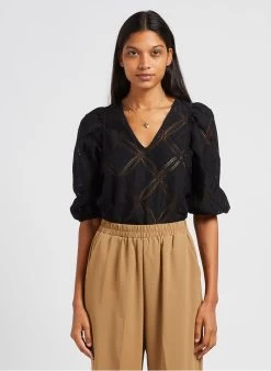 INNOCENTE - Top Met V-hals En Ajourmotiefje Met Borduursel | Zwart