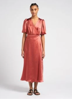 MAISON 123 HEVE R - Lange, Satijnachtige Jurk Met Overslag | Bruin